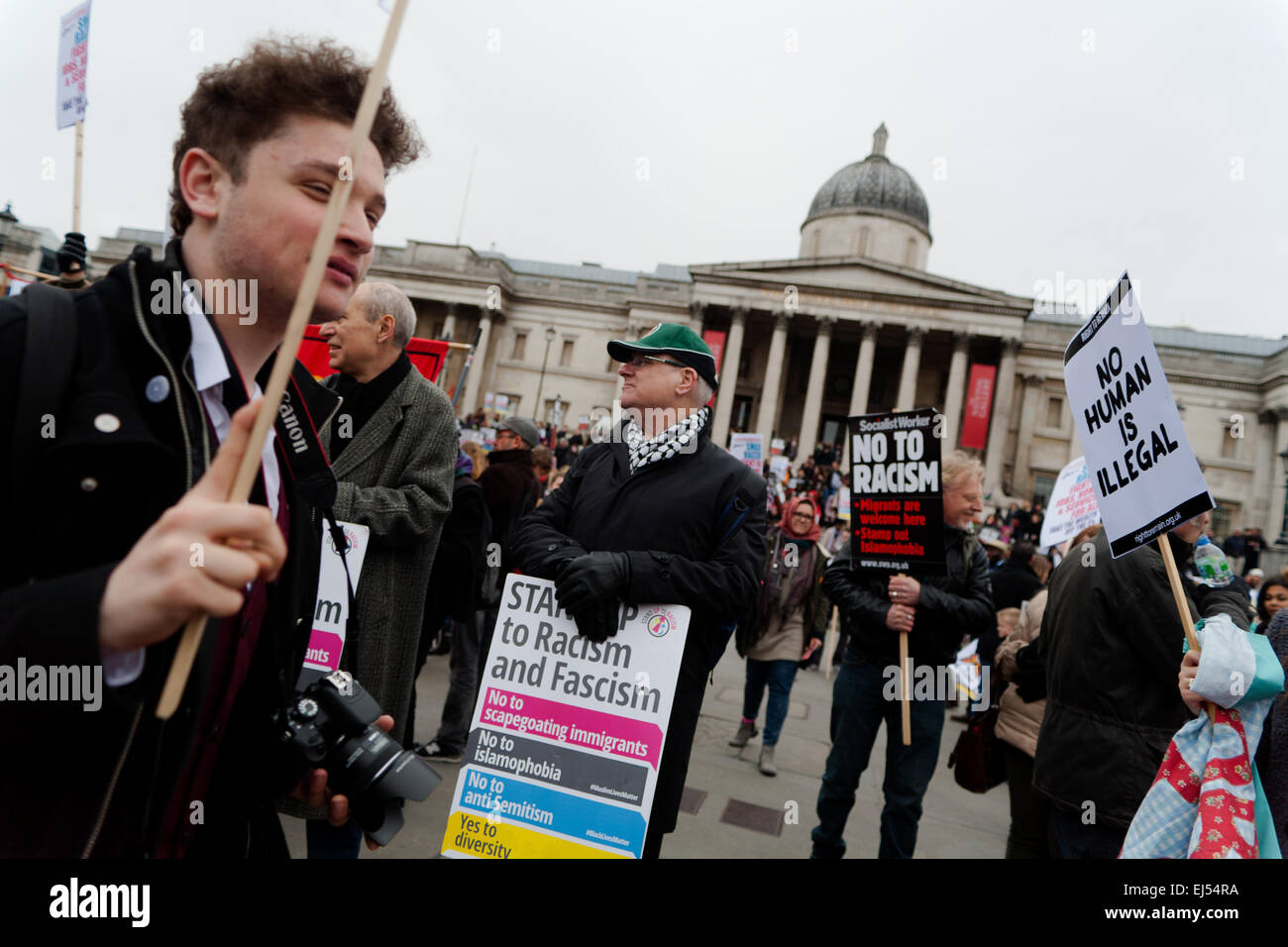 London, UK. 21. März 2015.  Demonstrant am Stand bis hin zu Rassismus und Faschismus Protest London, Credit: Peter Barbe/Alamy Live News Stockfoto