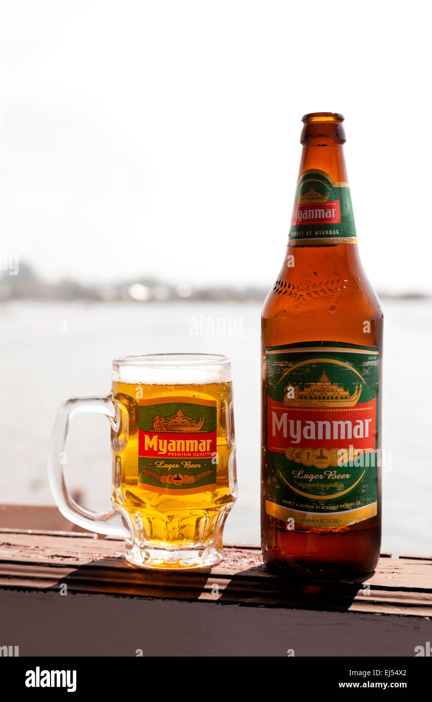 Flasche und Glas Bier von Myanmar, Myanmar (Burma), Asien Stockfoto