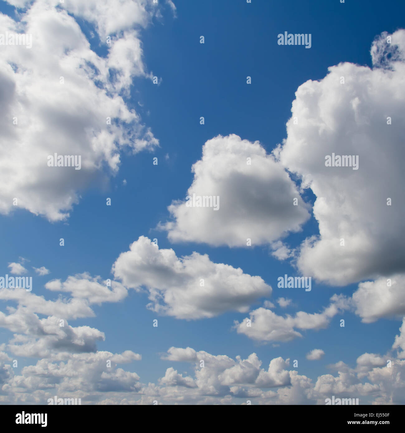 Blauer Himmel mit weißen Wolken. Natürlichen Hintergrundbild Stockfoto