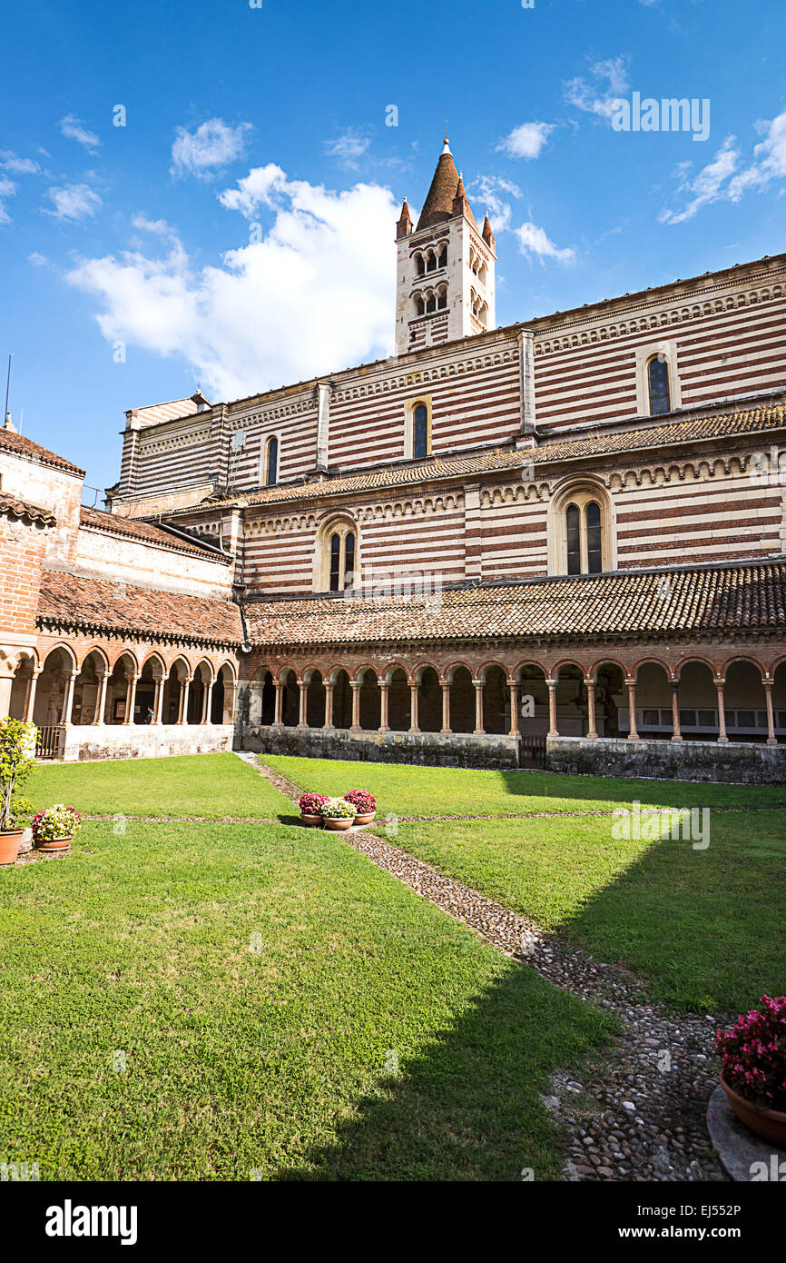 San Zeno Maggiore Basilika Hof im Sommer in Verona, Italien Stockfoto