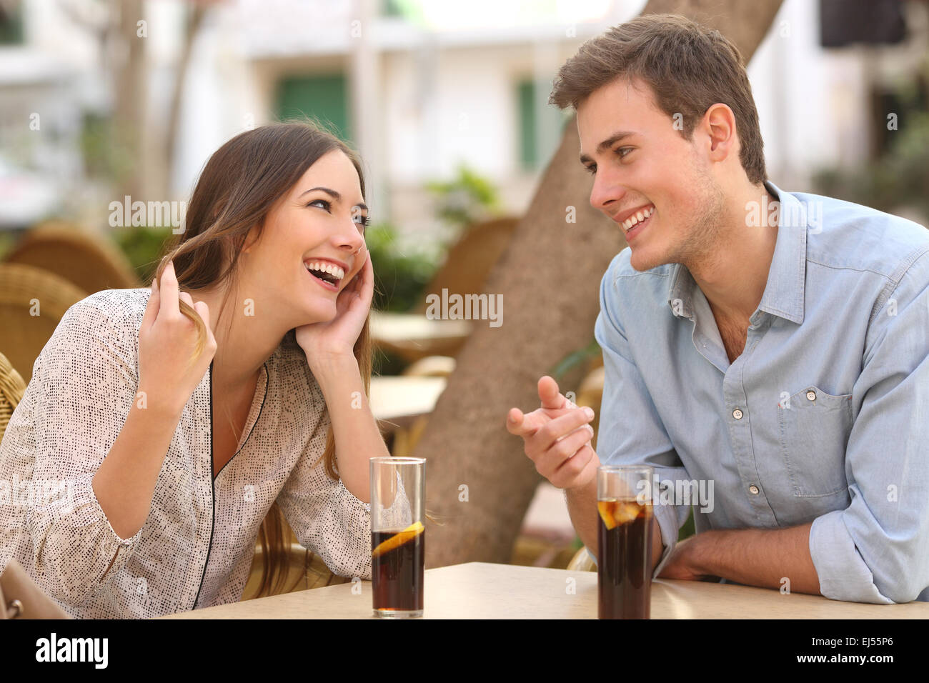 Paar dating und flirten während der Einnahme ein Gespräch und suchen einander in einem restaurant Stockfoto