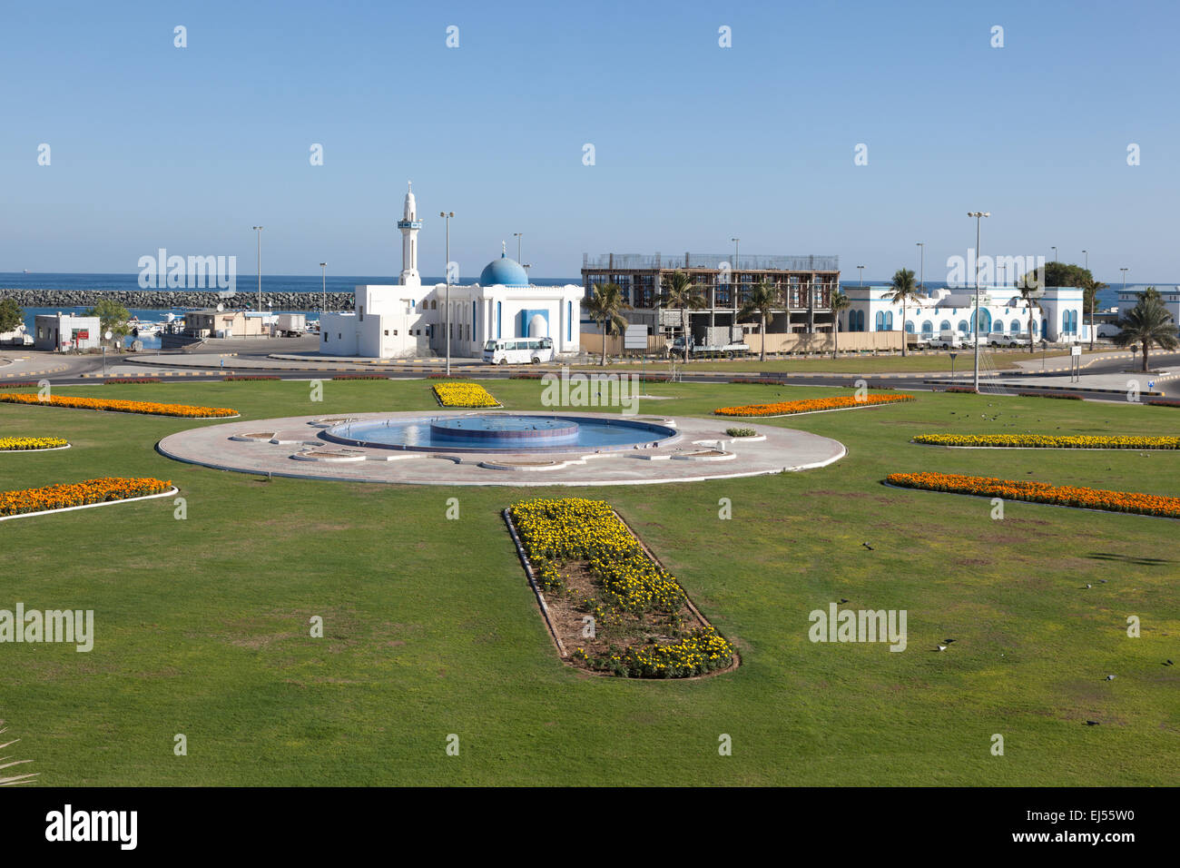 Kreisverkehr mit Springbrunnen in Kalba, Emirat von Fujairah, Vereinigte Arabische Emirate Stockfoto