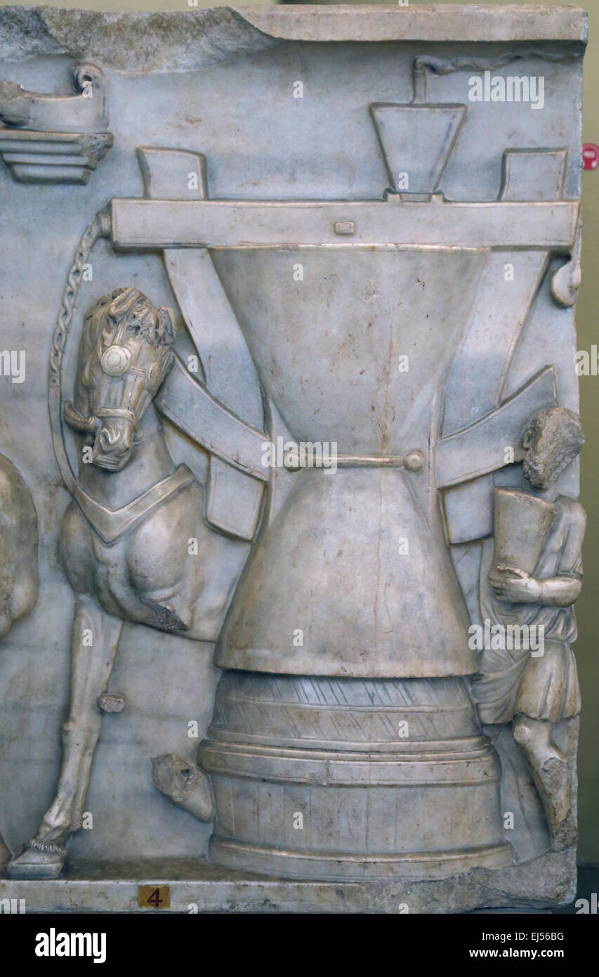 Römischen Relief. Pferd dreht ein Mahlstein zum Mahlen von Weizen in einer Bäckerei. Marmor. Sarkophag, 3. Jahrhundert n. Chr.. Vatikan Museum. Stockfoto