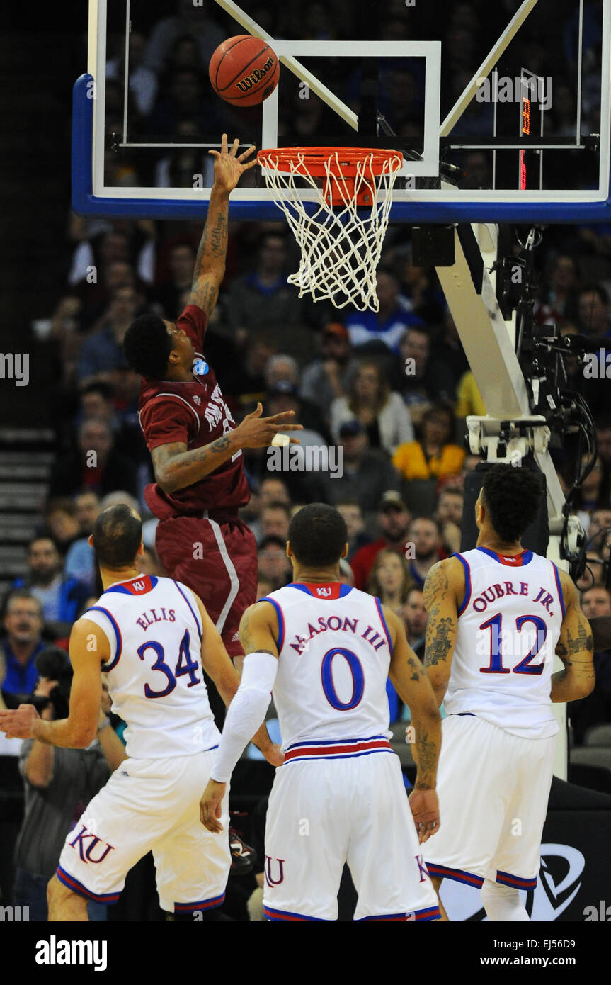 20. März 2015: New Mexico State Aggies Wache Daniel Mullings (23) geht für zwei Punkte wie Kansas Jayhawks Perry Ellis (34) vorwärts, Kansas Jayhawks Guard Frank Mason III (0) und Kansas Jayhawks Guard Kelly Oubre Jr. (12) Blick auf während der NCAA Männer Basketball-Turnier Mittelwesten regionalen Spiel zwischen der New Mexico State Aggies und die Kansas Jayhawks Centurylink Center in Omaha , Nebraska. Kansas gewann das Spiel 75-56. Kendall Shaw/CSM Stockfoto