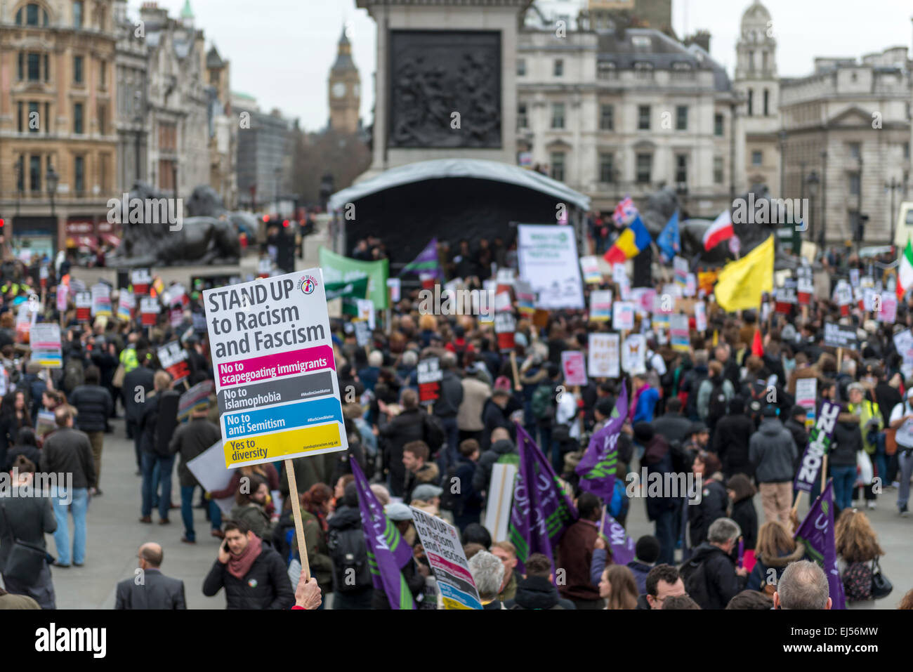 London, 21. März 2015-Anti-Rassismus-Demonstranten sammeln auf dem Trafalgar Square zu einer Kundgebung nach einem Marsch durch London Stockfoto