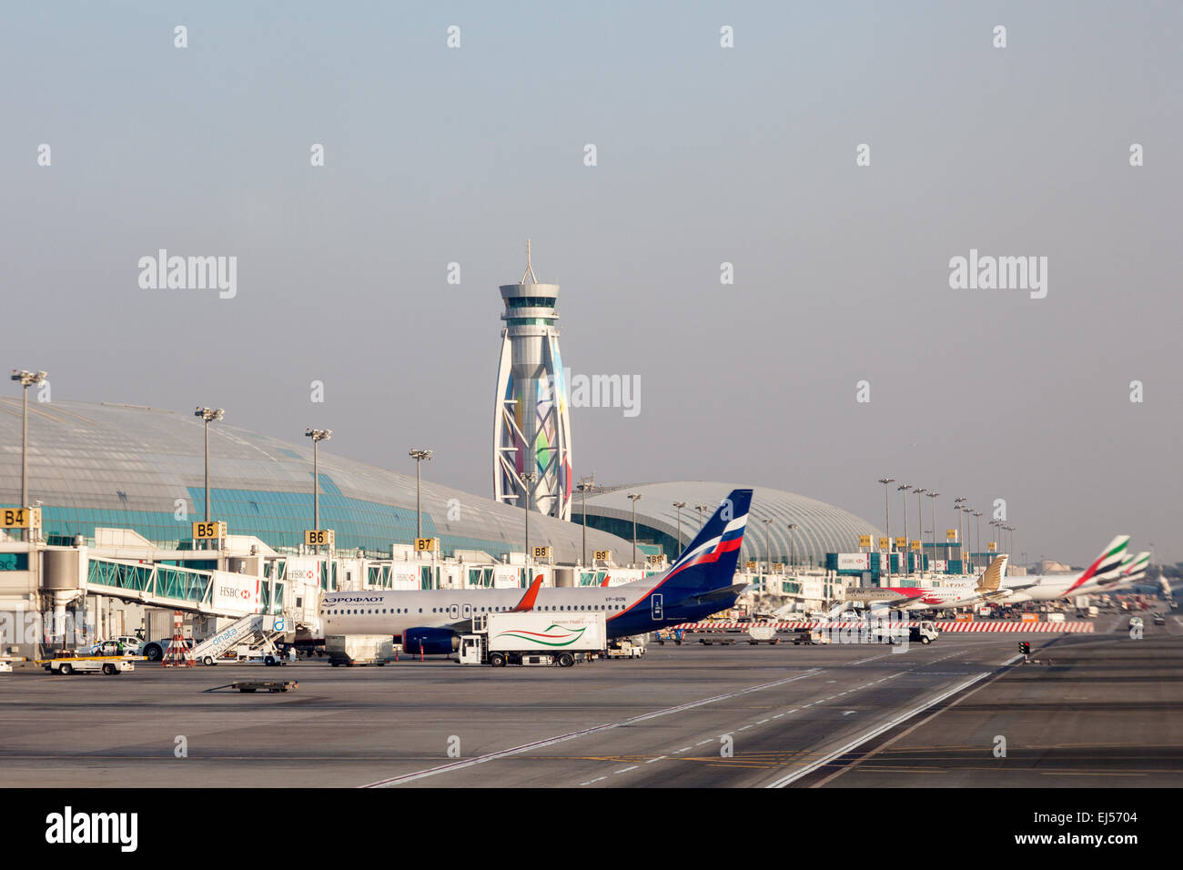 Flugzeuge am Dubai International Airport. 12. Dezember 2014 in Dubai, Vereinigte Arabische Emirate Stockfoto