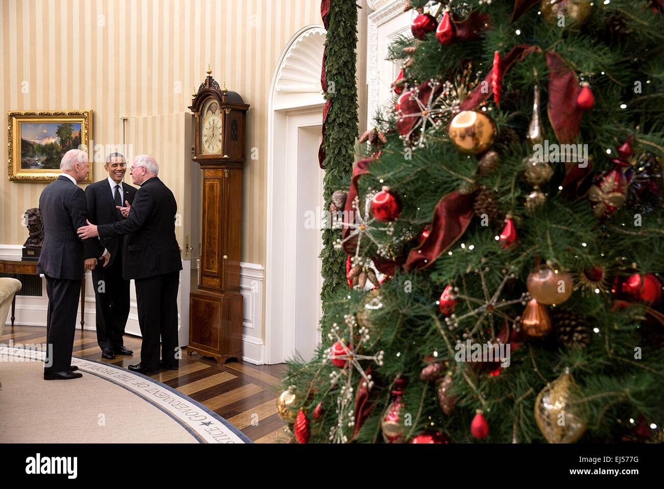 US-Präsident Barack Obama und Vize-Präsident Joe Biden mit Erzbischof Joseph Kurtz, Präsident der USA von der katholischen Bischofskonferenz im Oval Office des weißen Hauses 16. Dezember 2014 in Washington, DC zu treffen. Stockfoto