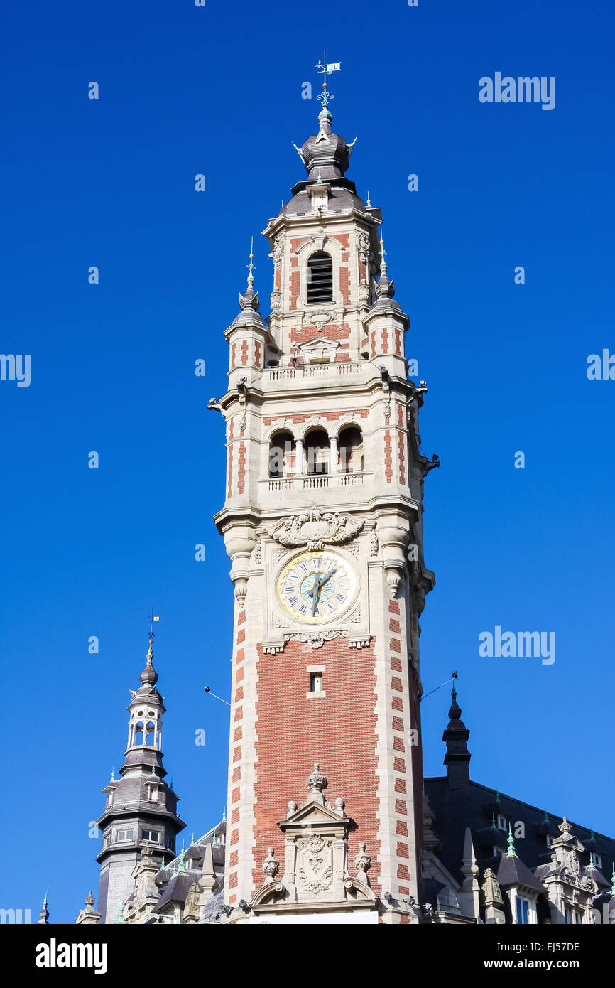 Uhrturm in der Chambre de Commerce im Zentrum von Lille, Frankreich, eines der berühmtesten Gebäude in der Stadt. Stockfoto