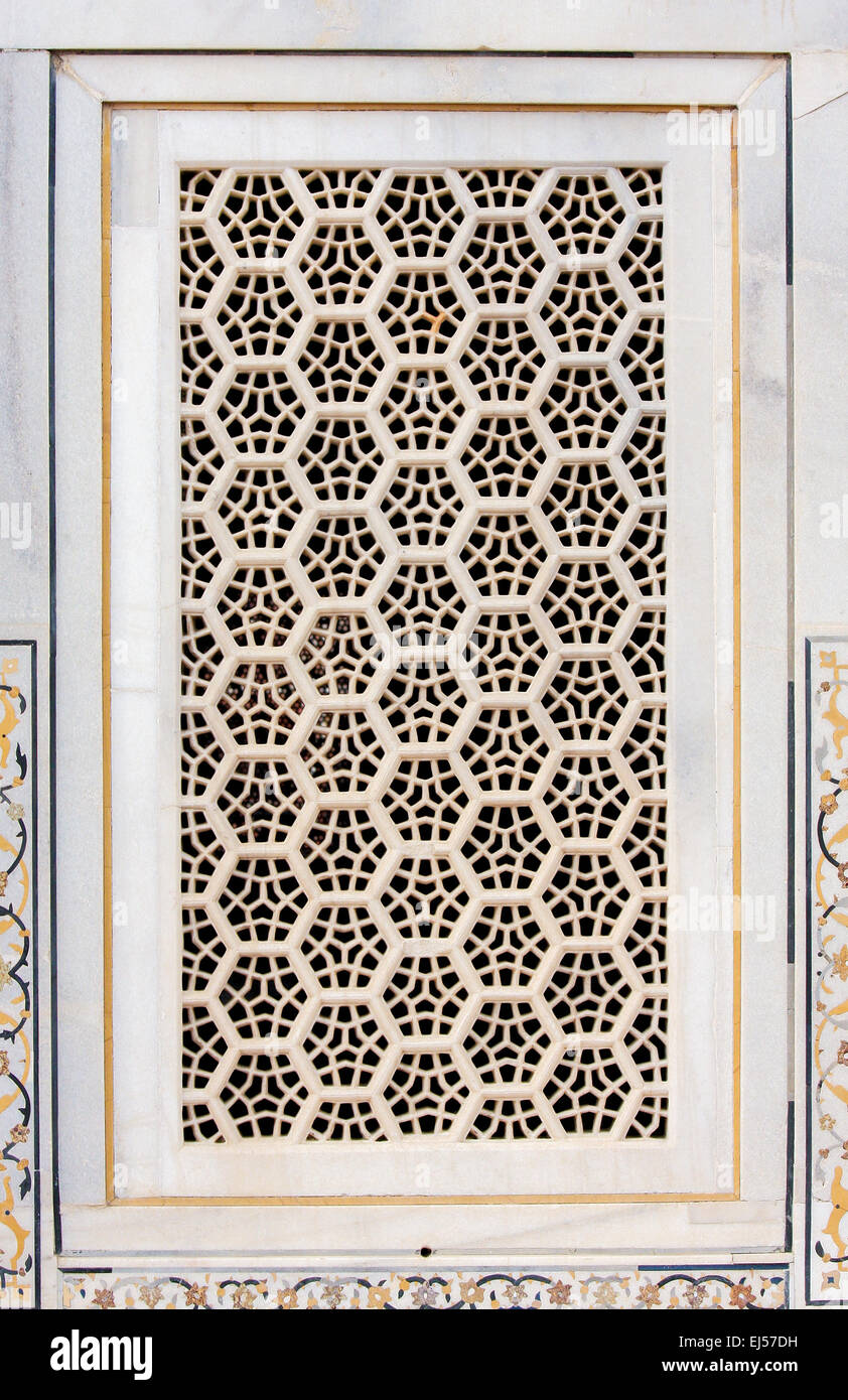 Architektonisches Detail eines Fensters in Agra Fort in Agra, Uttar Pradesh, Indien Stockfoto