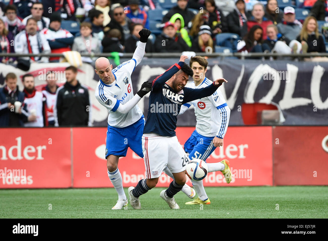 Foxborough, Massachusetts, USA. 21. März 2015. New England Revolution Mittelfeldspieler Lee Nguyen (24) und Montreal Impact Verteidiger Laurent Ciman (23)-Kampf um den Ball während des MLS-Spiels zwischen Montreal Impact und die New England Revolution im Gillette Stadium in Foxborough, Massachusetts statt. Die Revolution und die Auswirkungen endete das Spiel gebunden 0: 0. Bildnachweis: Cal Sport Media/Alamy Live-Nachrichten Stockfoto