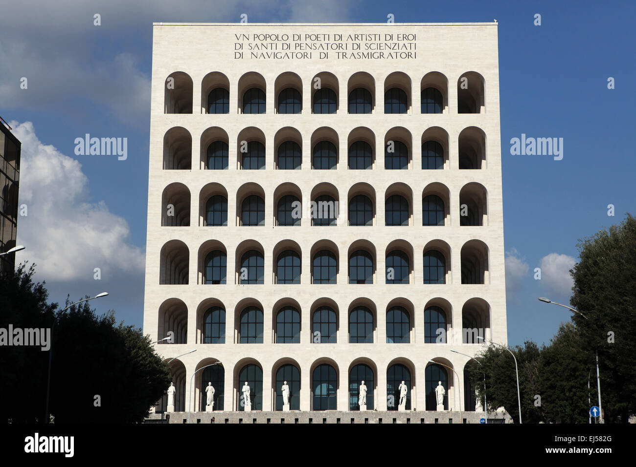 Palazzo della Civilta Italiana auch bekannt als das Kolosseum Square im Stadtteil EUR in Rom, Italien. Stockfoto