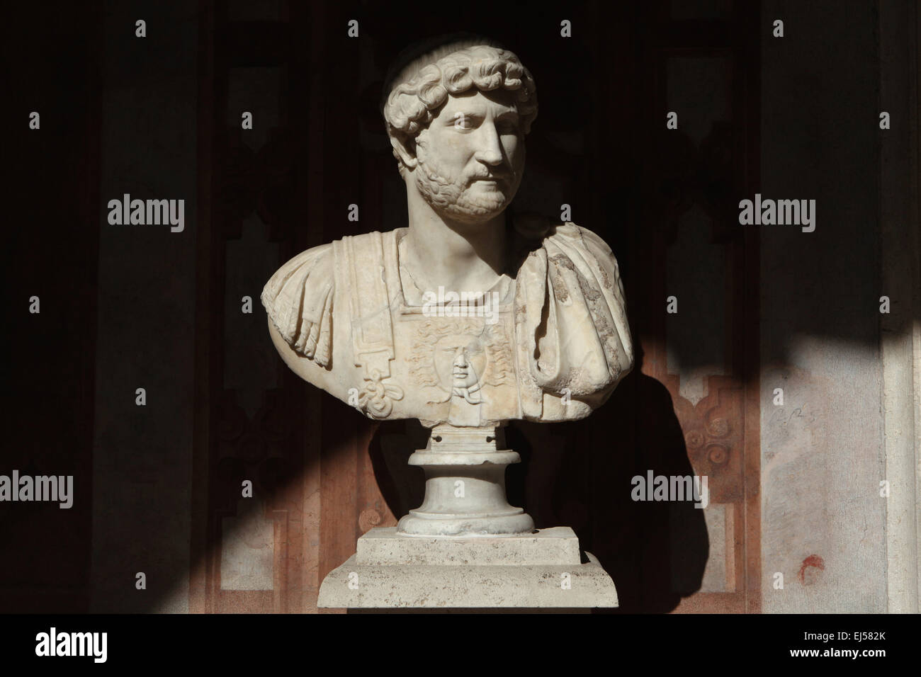 Römischer Kaiser Hadrian. Römische Marmorbüste von 2. Jahrhundert n. Chr.. Römische Nationalmuseum, Palazzo Altemps, Rom, Italien. Stockfoto