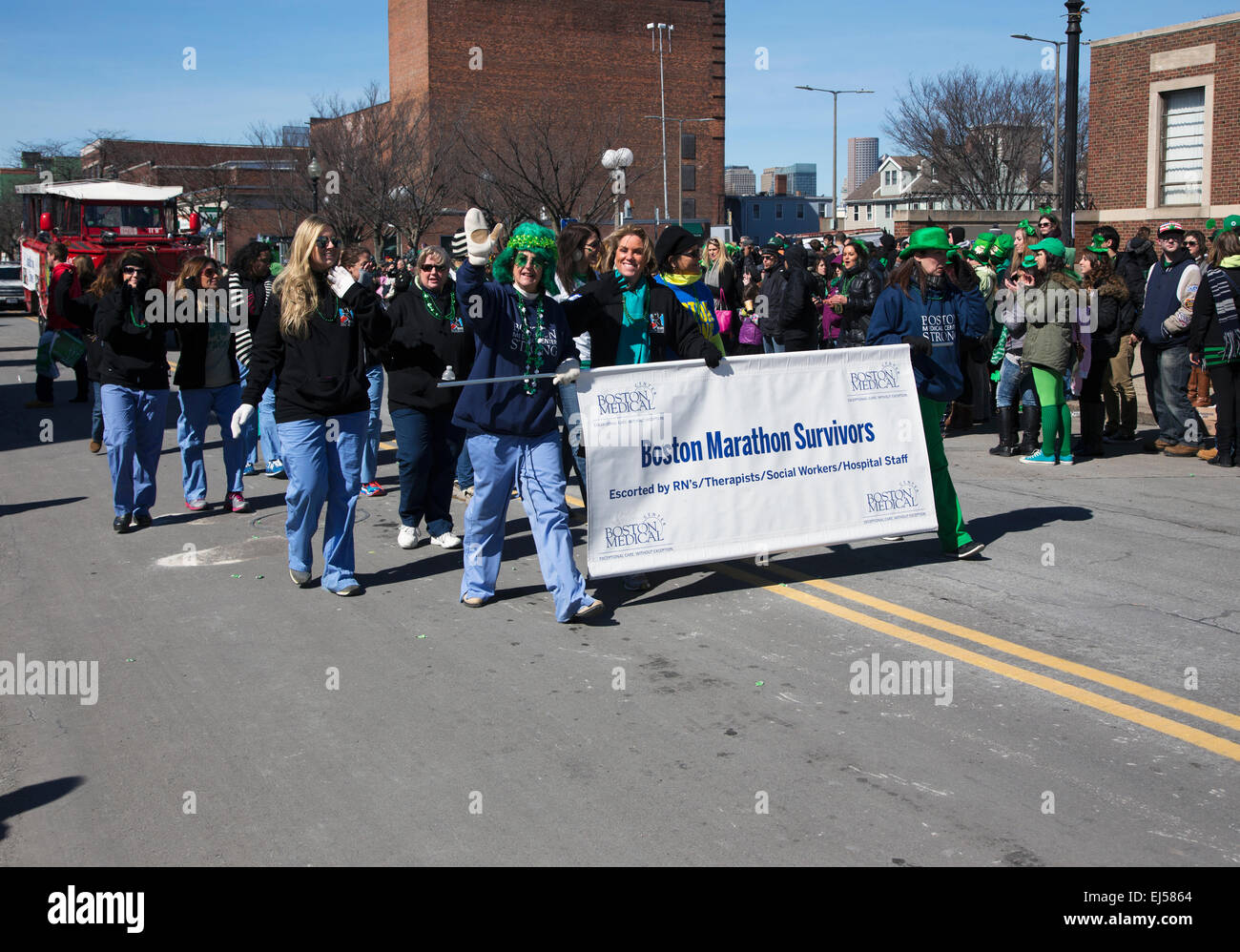 Boston Maraton Bombe Überlebende, St. Patricks Day Parade, 2014, South Boston, Massachusetts, USA Stockfoto