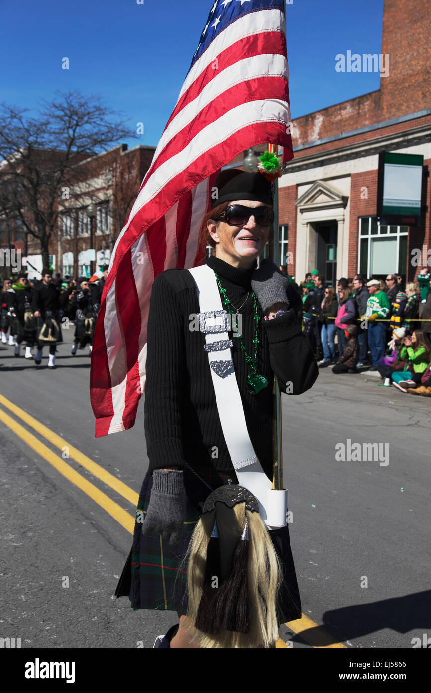 Frau marschiert mit US-Flagge, St. Patricks Day Parade, 2014, South Boston, Massachusetts, USA Stockfoto