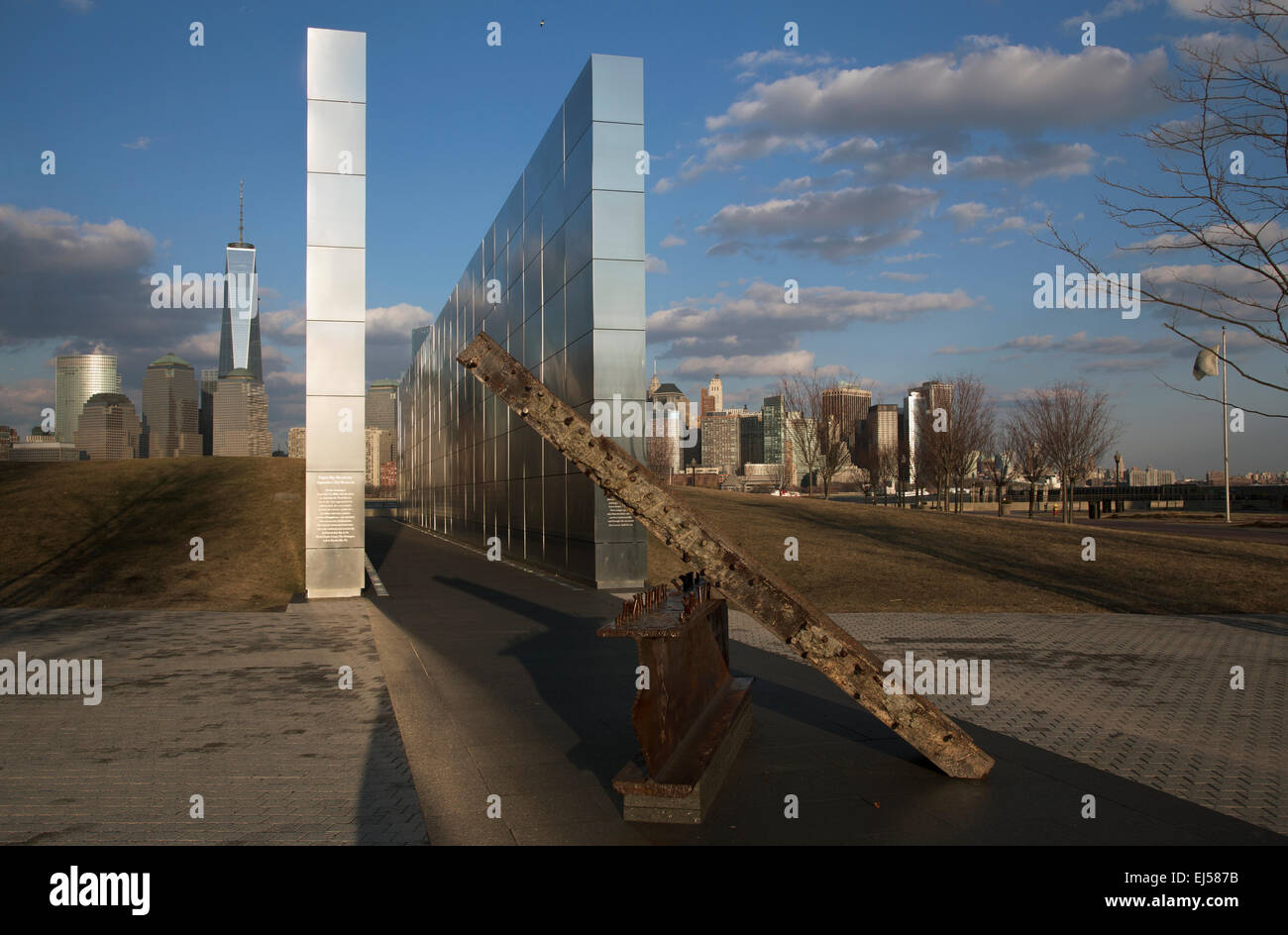 Leerer Himmel: Jersey City 9/11 Memorial bei Sonnenuntergang zeigt Eisen Strahl aus W.T.C., New Jersey, USA Stockfoto