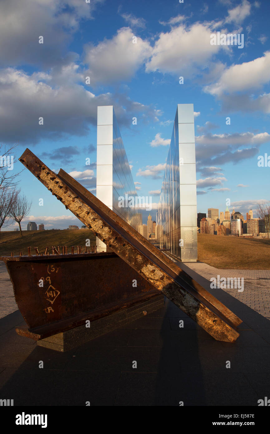 Leerer Himmel: Jersey City 9/11 Memorial bei Sonnenuntergang zeigt Eisen Strahl aus W.T.C., New Jersey, USA Stockfoto
