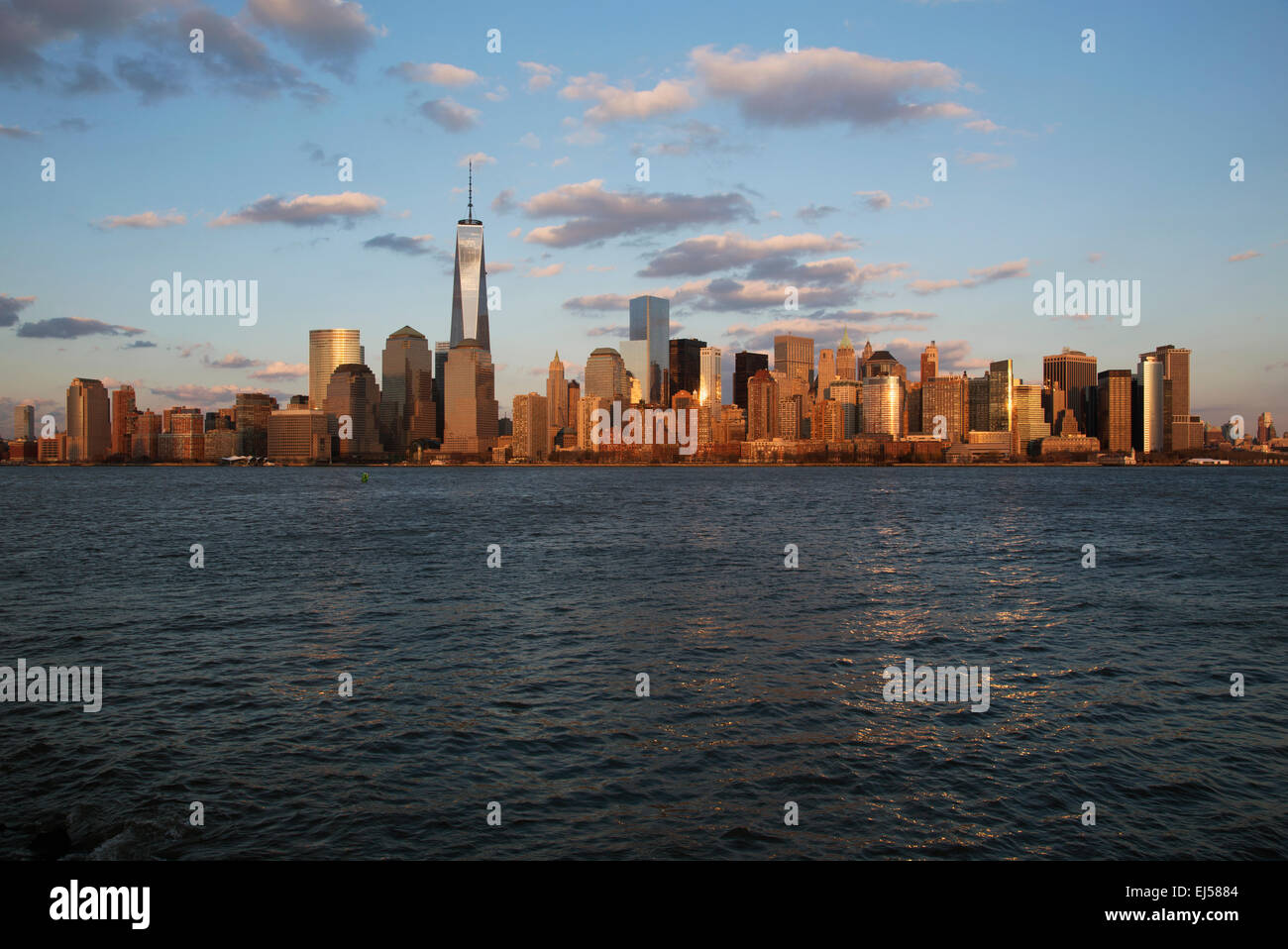 Panoramablick über die Skyline von New York City auf dem Wasser mit One World Trade Center (1WTC), Freedom Tower, New York City, New York, USA Stockfoto