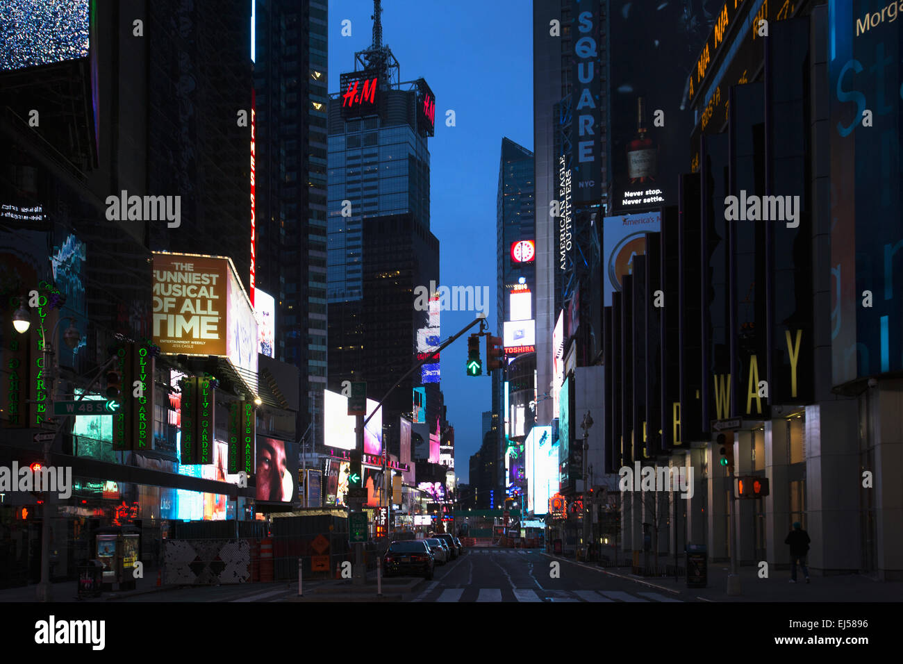 Broadway in der Dämmerung zeigt Neonlichter, New York, USA Stockfoto