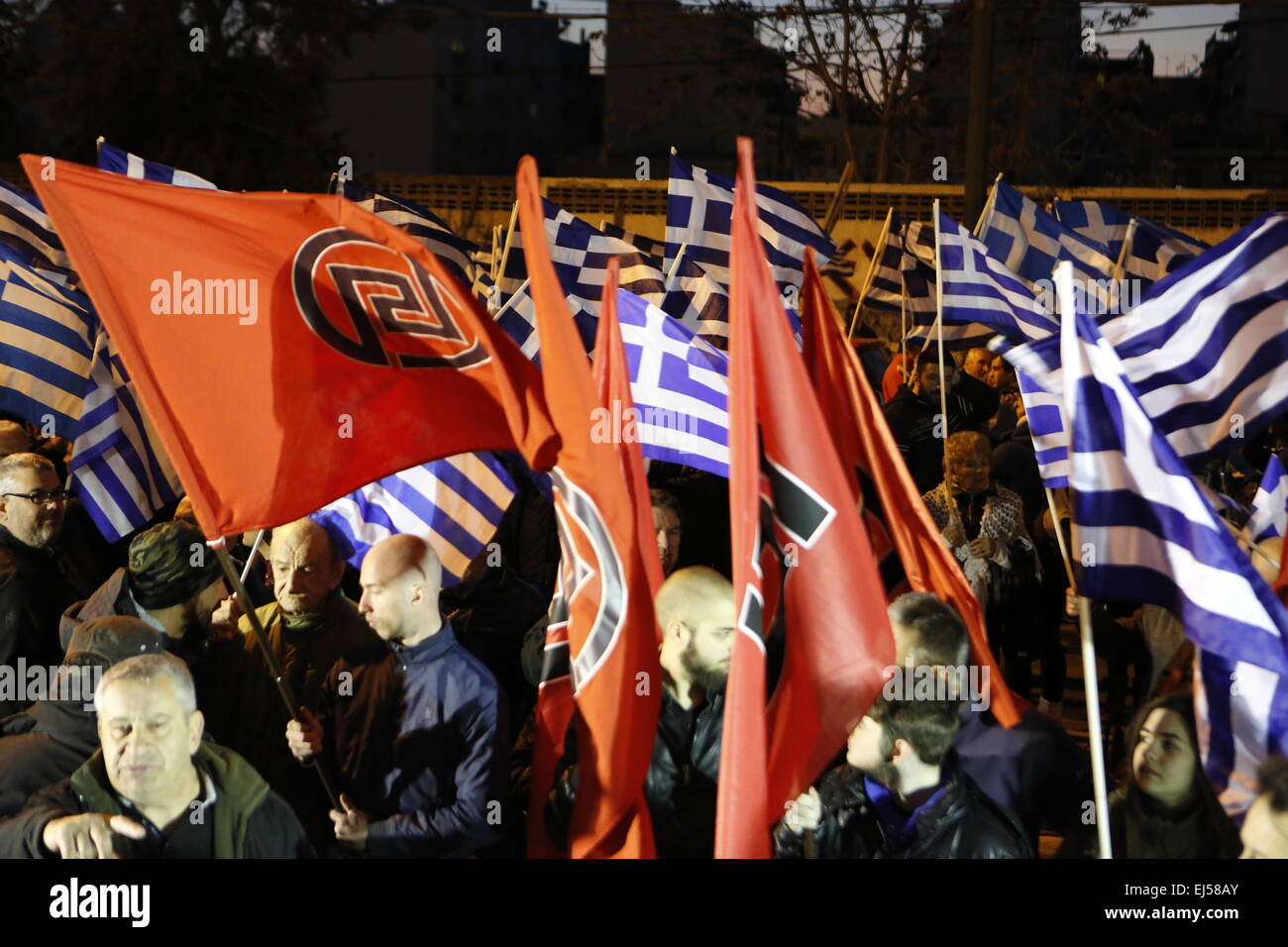 Athen, Griechenland. 21. März 2015. Griechisch und Golden Dawn Flaggen wehen bei der Golden Dawn-Rallye. Griechischen rechtsextremen Partei Goldene Morgenröte statt Anti Einwanderung Kundgebung am internationalen Tag gegen Rassismus in Athen. Bildnachweis: Michael Debets/Alamy Live-Nachrichten Stockfoto