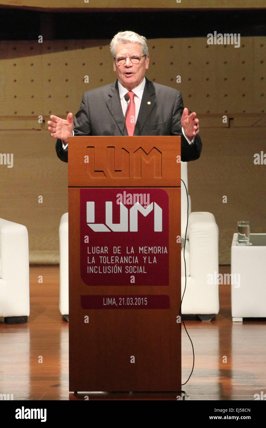 Lima, Peru. 21. März 2015. Der deutsche Bundespräsident Joachim Gauck hält eine Rede während seines Besuches in den Ort der Erinnerung, der Toleranz und der sozialen Eingliederung (LUM) in Lima, Peru, am 21. März 2015. Joachim Gauck kam dieses Wochenende zu einem fünftägigen Besuch in Peru. © Luis Camacho/Xinhua/Alamy Live-Nachrichten Stockfoto