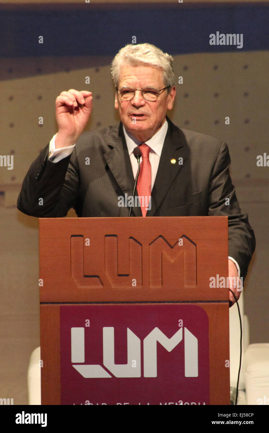 Lima, Peru. 21. März 2015. Der deutsche Bundespräsident Joachim Gauck hält eine Rede während seines Besuches in den Ort der Erinnerung, der Toleranz und der sozialen Eingliederung (LUM) in Lima, Peru, am 21. März 2015. Joachim Gauck kam dieses Wochenende zu einem fünftägigen Besuch in Peru. © Luis Camacho/Xinhua/Alamy Live-Nachrichten Stockfoto