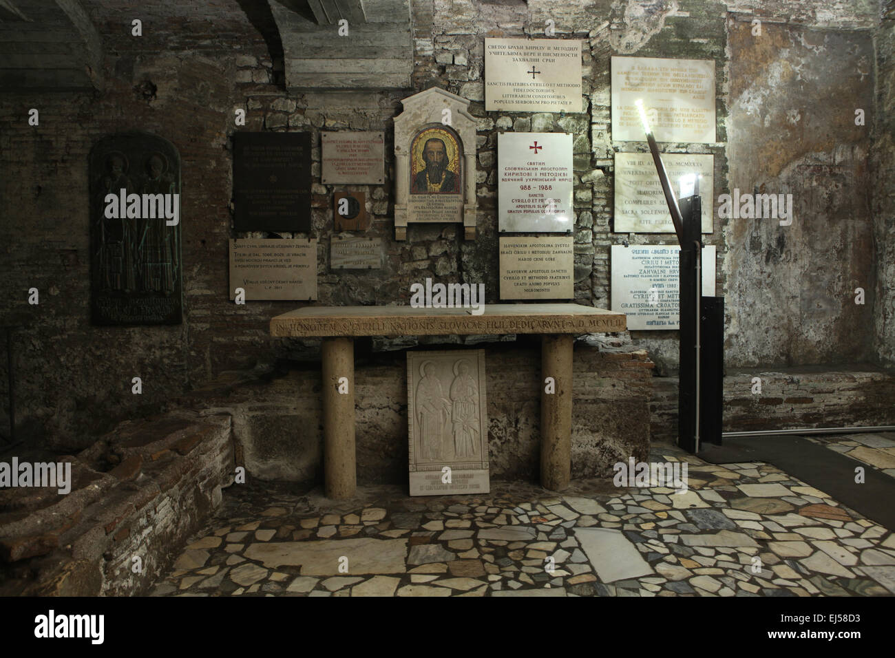 Altar auf dem Platz der gedacht wird, um die Grabstätte des Heiligen Cyril in der Basilica di San Clemente in Rom, Italien zu werden. Gedenktafeln wurden an der Kirche von verschiedenen slawischen Nationen vorgestellt. Stockfoto