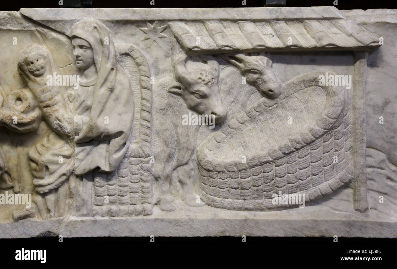 Christian-Roman.Fronts Sarkophag Deckel. 4. Jahrhundert N.Chr.. Anbetung der Könige. Detail Jungfrau Maria mit dem Jesuskind in der Krippe. Stockfoto