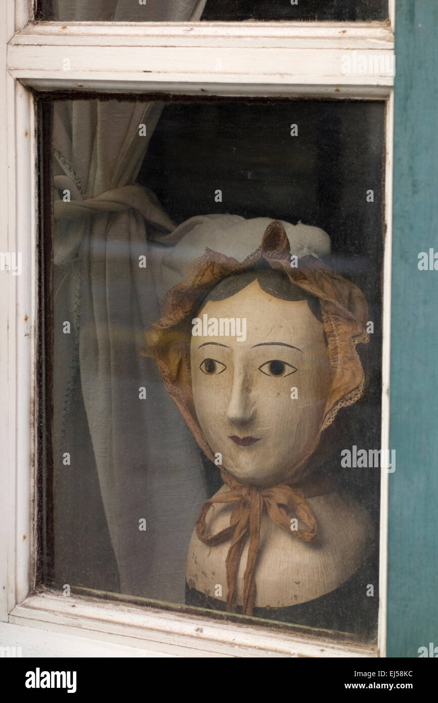 Holzkopf in einem Fenster, Honfleur, Normandie, Frankreich Stockfoto