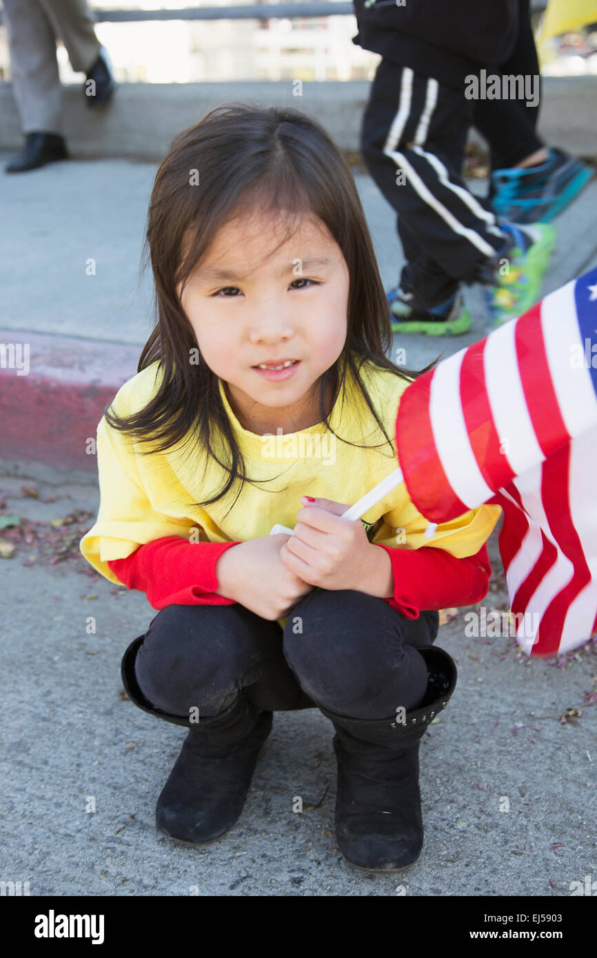 Chinesische Amerikanerin hält Flagge, 115. Golden Dragon Parade, Chinesisches Neujahr 2014, Jahr des Pferdes, Los Angeles, Kalifornien, USA Stockfoto