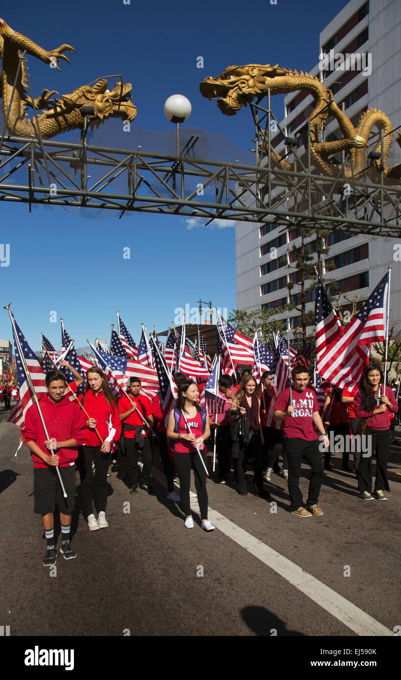 US-Flaggen als Kinder feiern Chinese New Year, 2014, Jahr des Pferdes, Los Angeles, Kalifornien, USA Stockfoto