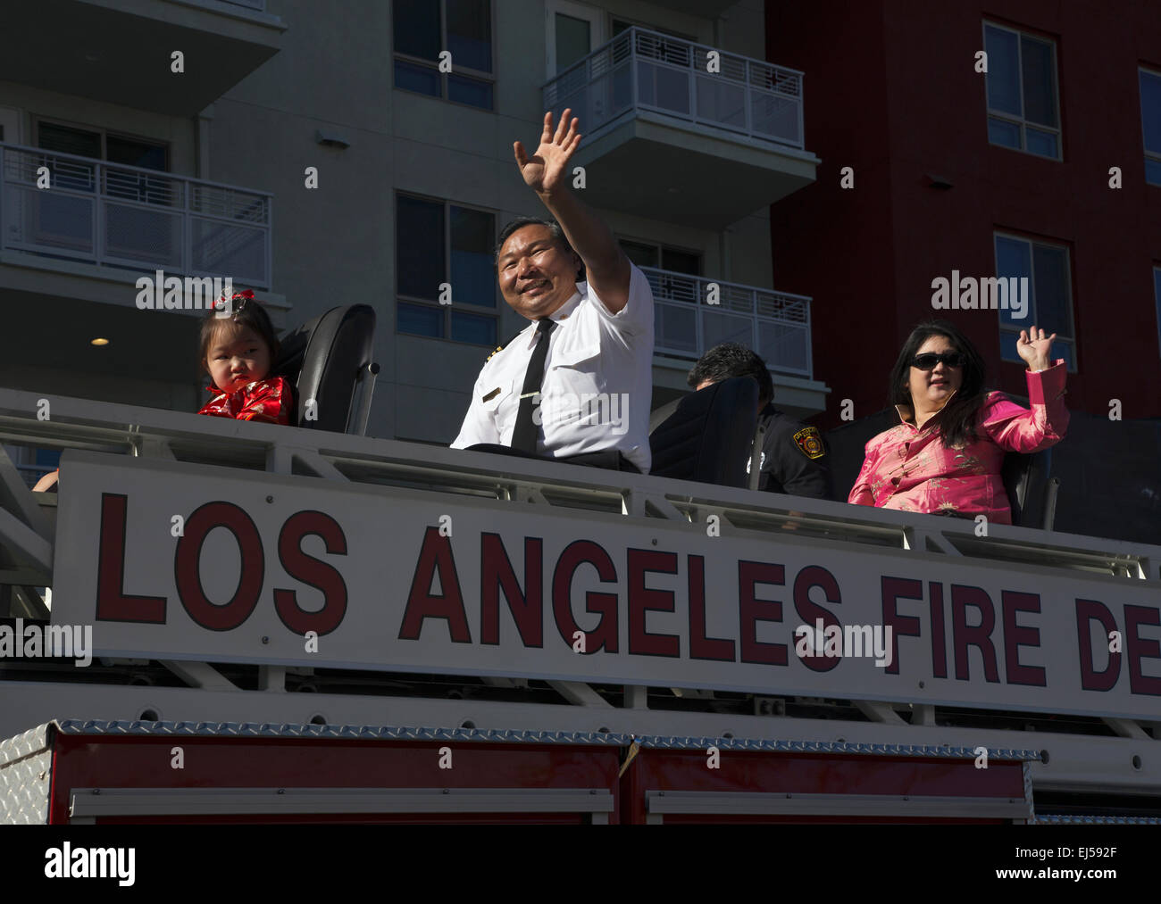 Chinesisch-amerikanische LA Fire Dept Wellen bei 115. Golden Dragon Parade, Chinese New Year, 2014, Jahr des Pferdes, Los Angeles, Kalifornien, USA Stockfoto