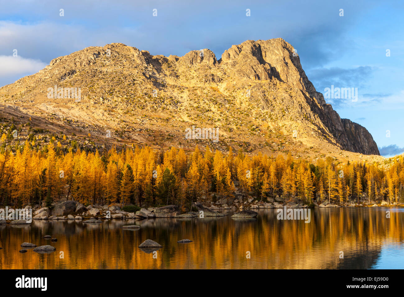 Cathedral Peak und Herbst Lärchen über Dom-See in der Pasayten Wildnis, North Cascades, Washington, USA. Stockfoto