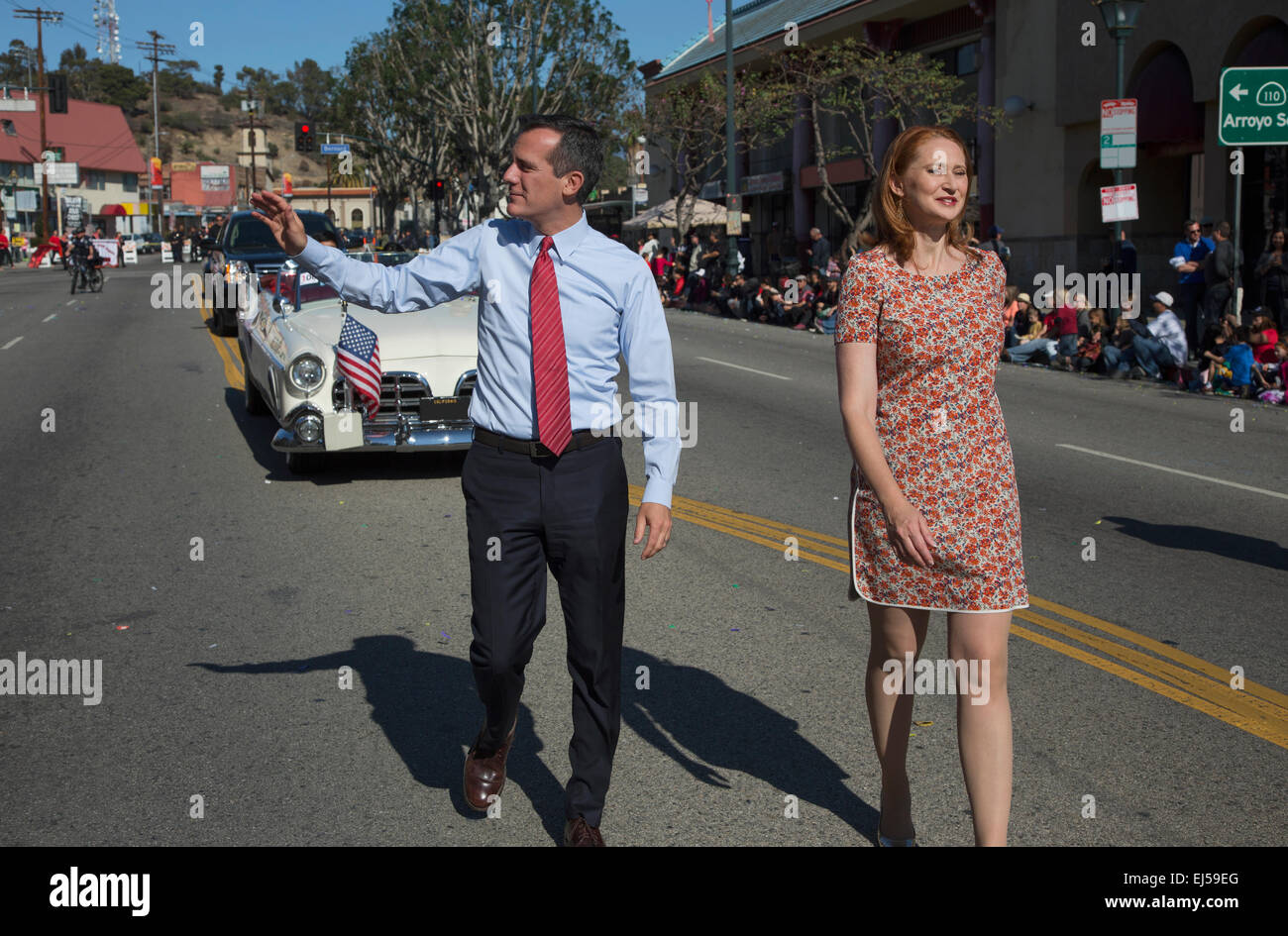 Los Angeles Bürgermeister Eric Garcetti und Frau, Jacque McMillan marschieren in 115. Golden Dragon Parade, Chinese New Year, Los Angeles, Kalifornien, USA Stockfoto