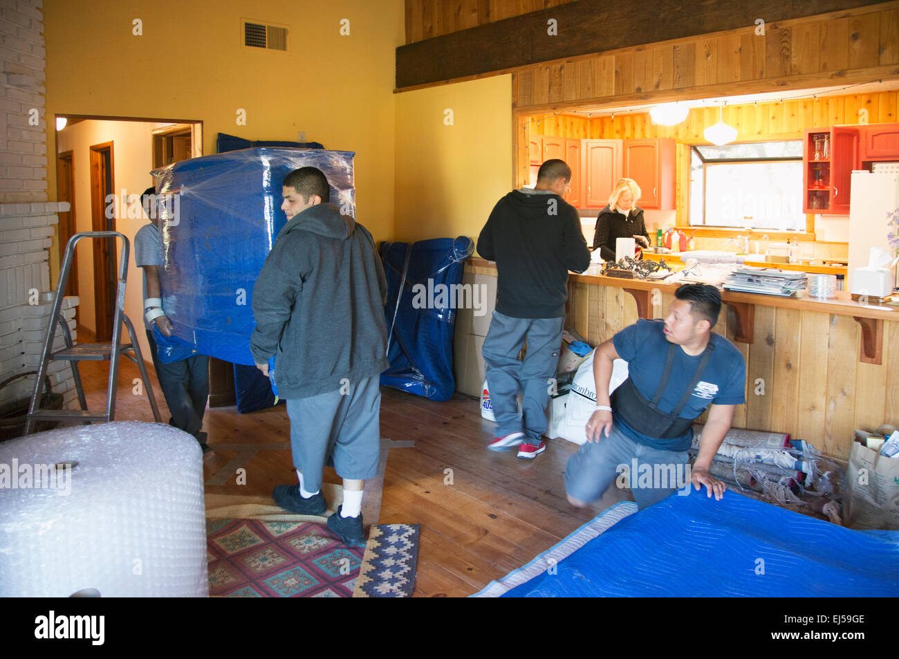 Verpackung und Umzug aus Berghaus in Pine Mountain Club, Kalifornien, USA Stockfoto