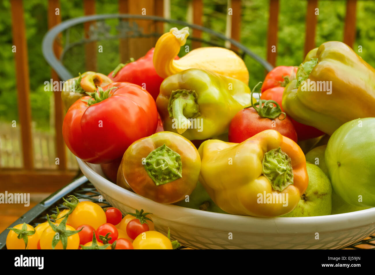 Schüssel mit frischen Produkten, einschließlich Gypsy Hybrid Paprika, rote Tomaten, Birnen und Crookneck Sommerkürbis Stockfoto