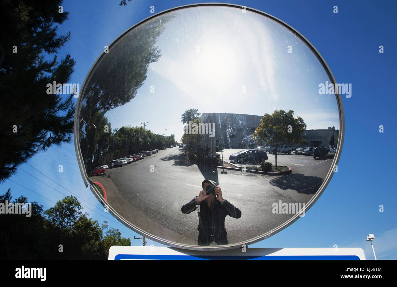 Fotograf in konkaven Spiegel fotografiert selbst, Ventura, Kalifornien, USA Stockfoto