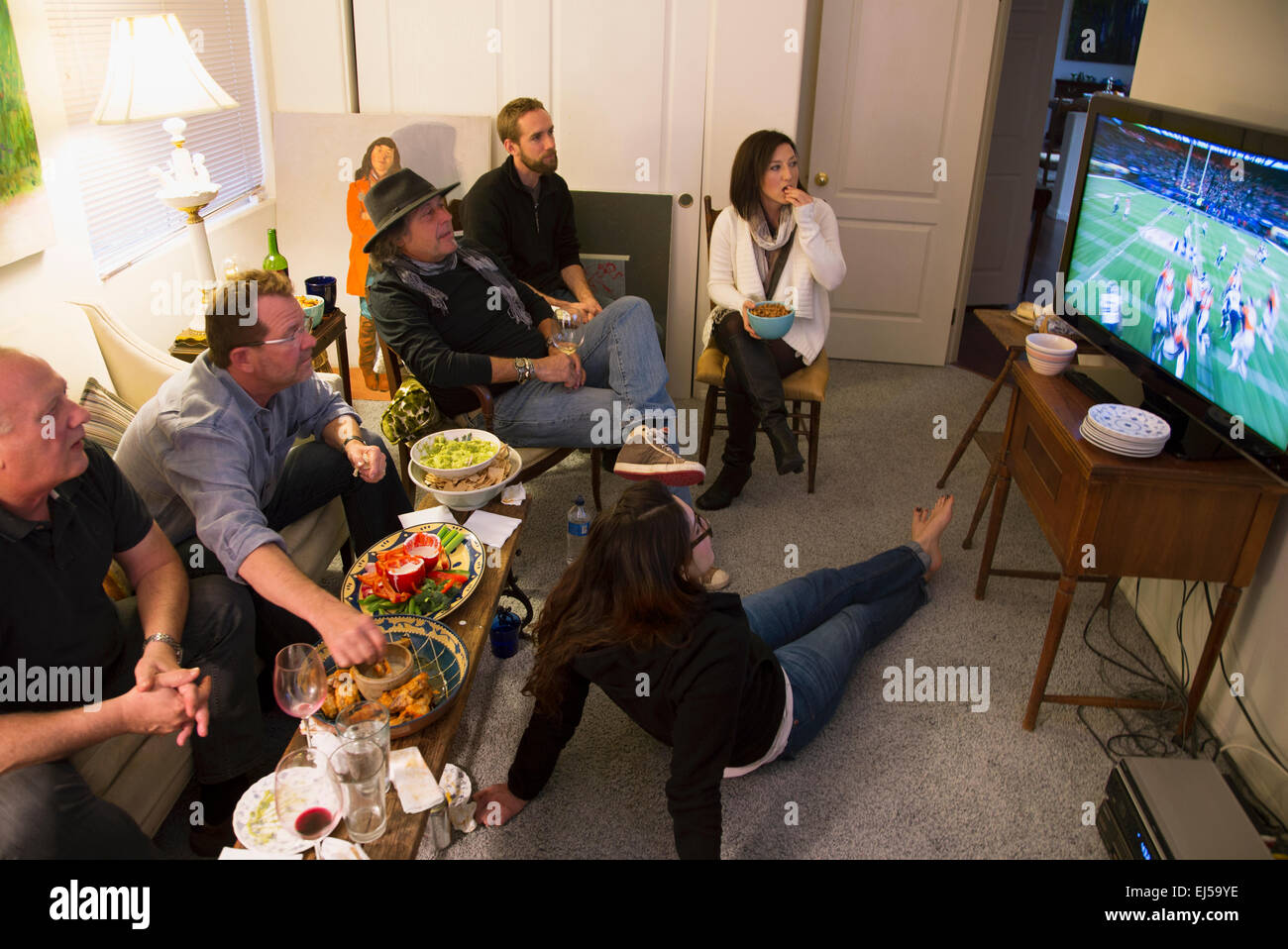 Gruppe von Menschen beobachten NFL Superbowl XLVIII auf Fernsehen, 2. Februar 2014, Denver Broncos vs. Seattle Seahwaks Stockfoto