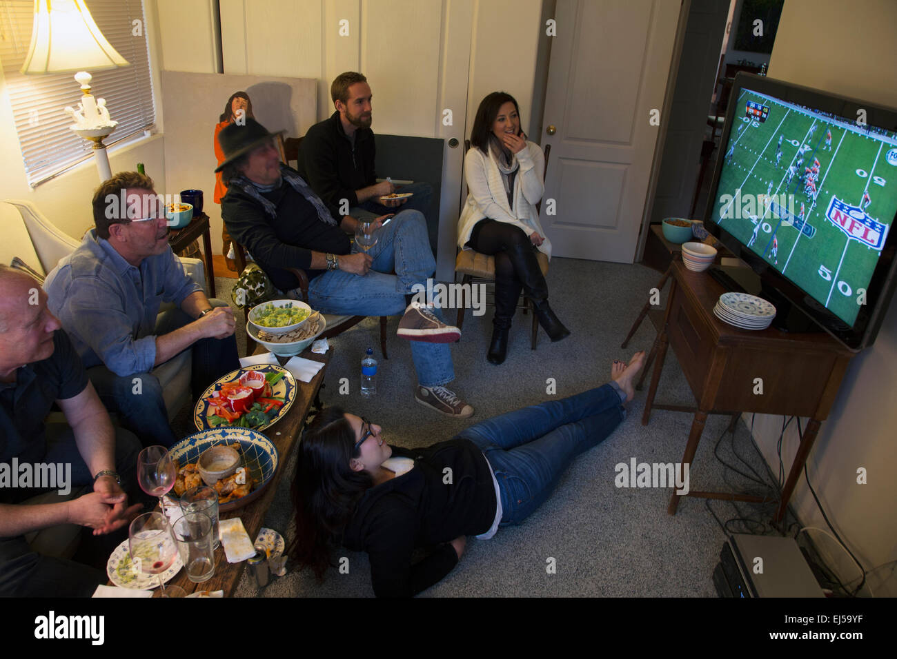 Gruppe von Menschen beobachten NFL Superbowl XLVIII auf Fernsehen, 2. Februar 2014, Denver Broncos vs. Seattle Seahwaks Stockfoto