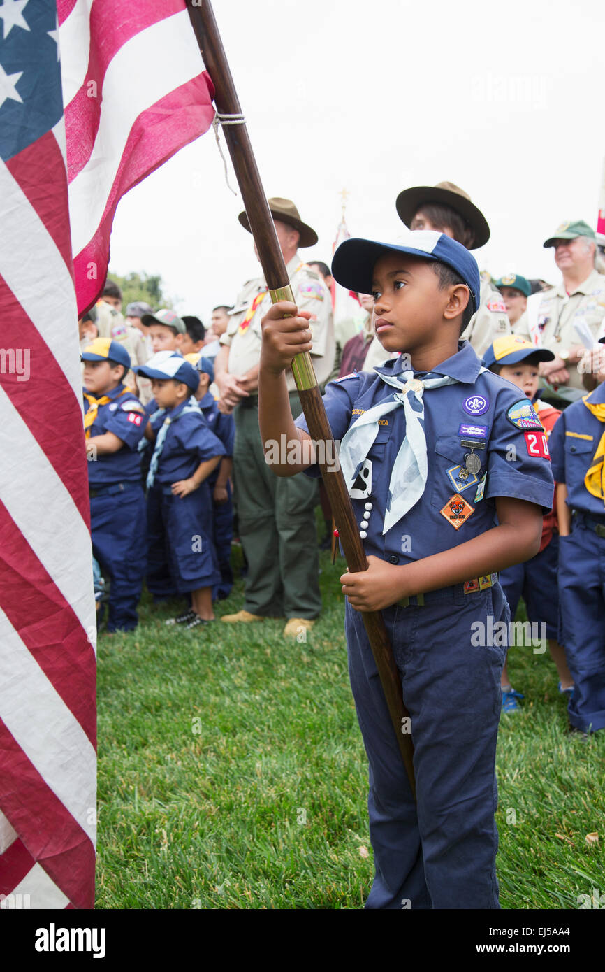 Cubscout zeigt US-Flagge am feierlichen 2014 Memorial Day Event, Los Angeles National Cemetery, Kalifornien, USA Stockfoto