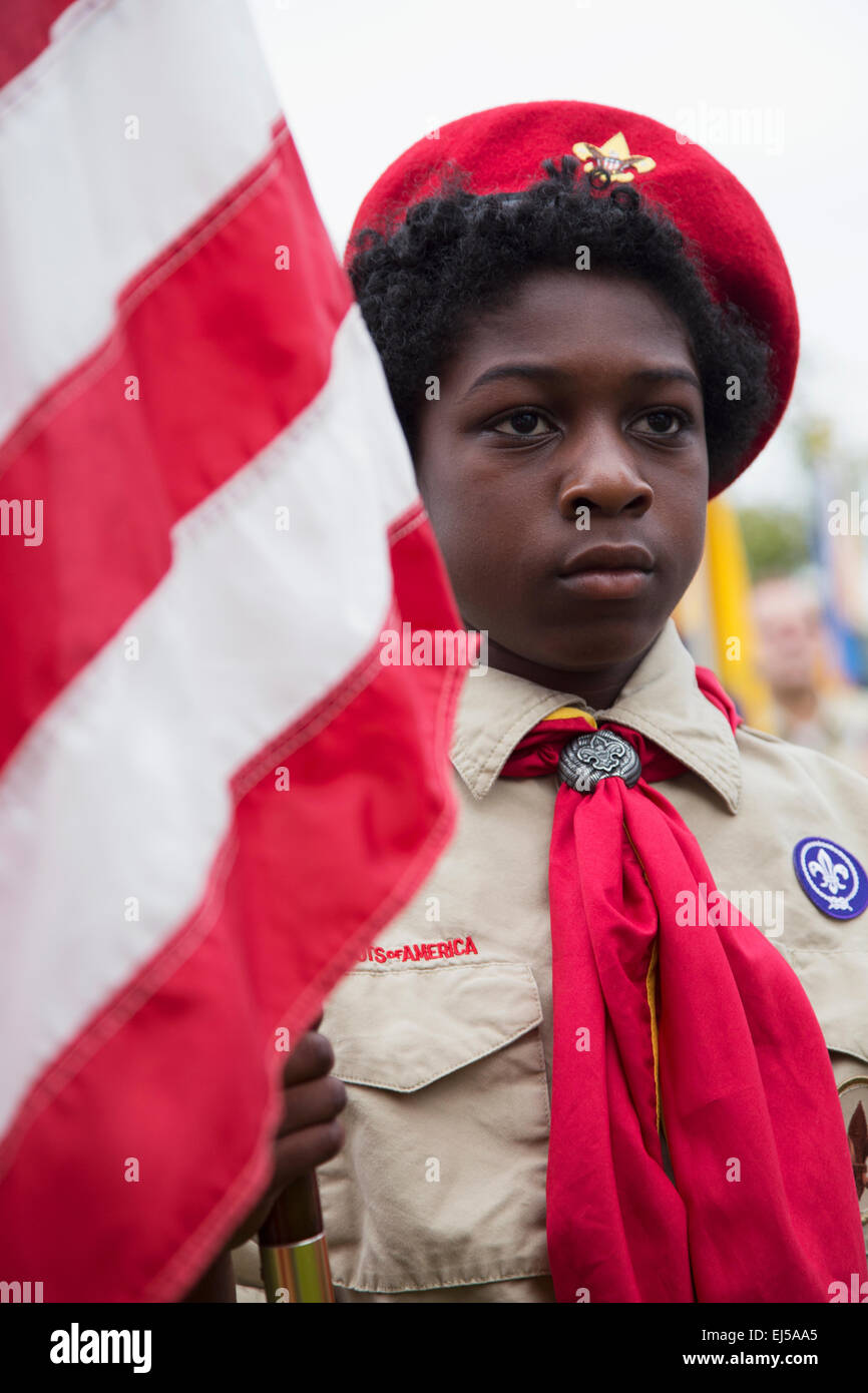 African American Boyscout zeigt US-Flagge am feierlichen 2014 Memorial Day Event, Los Angeles National Cemetery, Kalifornien, USA Stockfoto