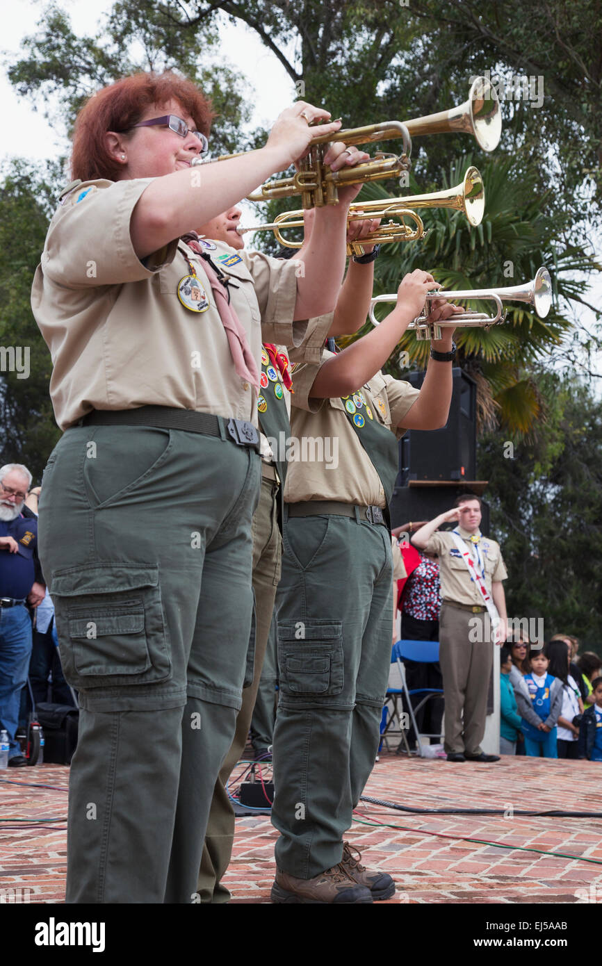 Trompeten spielen Hähne auf 2014 Memorial Day Event, Los Angeles National Cemetery, Kalifornien, USA Stockfoto