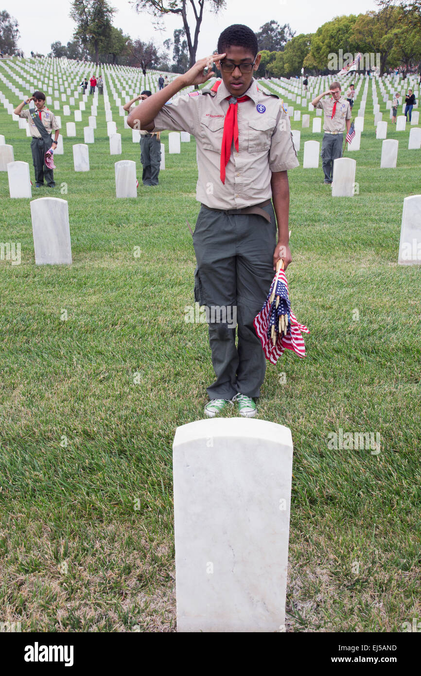 Boyscout salutieren eines 85, 000 uns Flaggen auf 2014 Memorial Day Event, Los Angeles National Cemetery, Kalifornien, USA Stockfoto