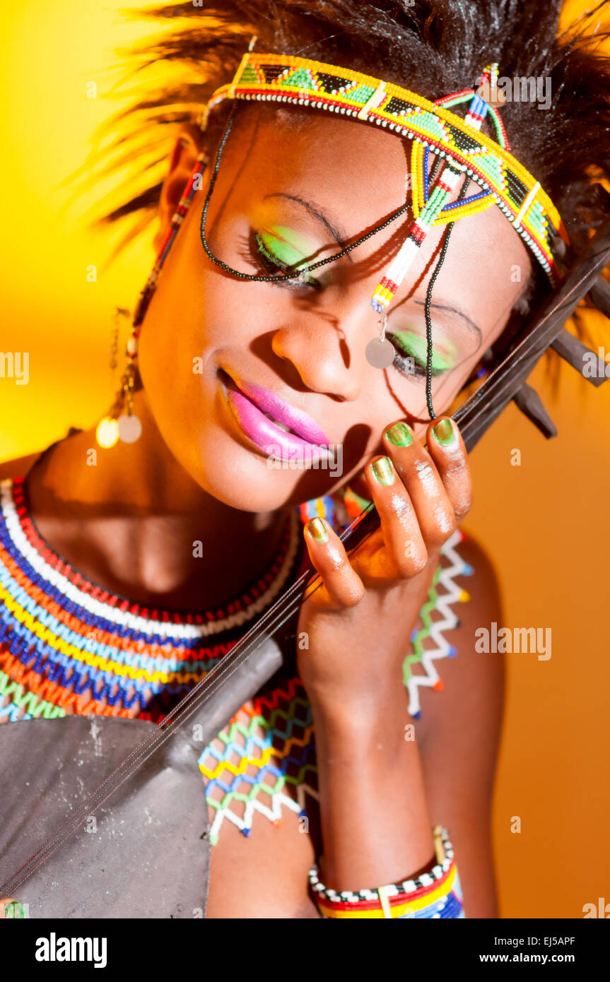 Kenianische Mädchen in tribal Kostüm in Studioumgebung Stockfoto