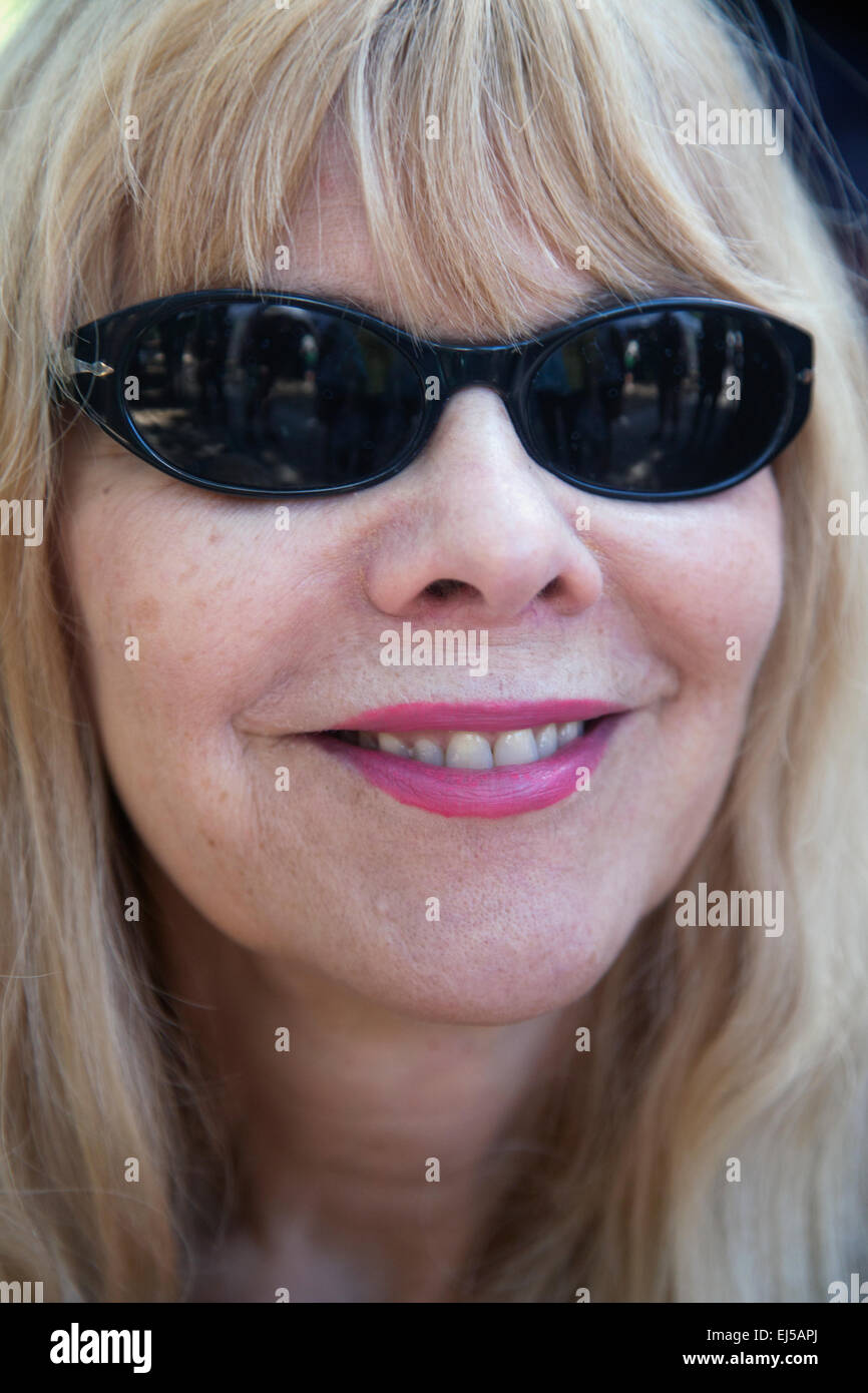 Frau in Sonnenbrille Lächeln in die Kamera in Ojai, Kalifornien, USA Stockfoto