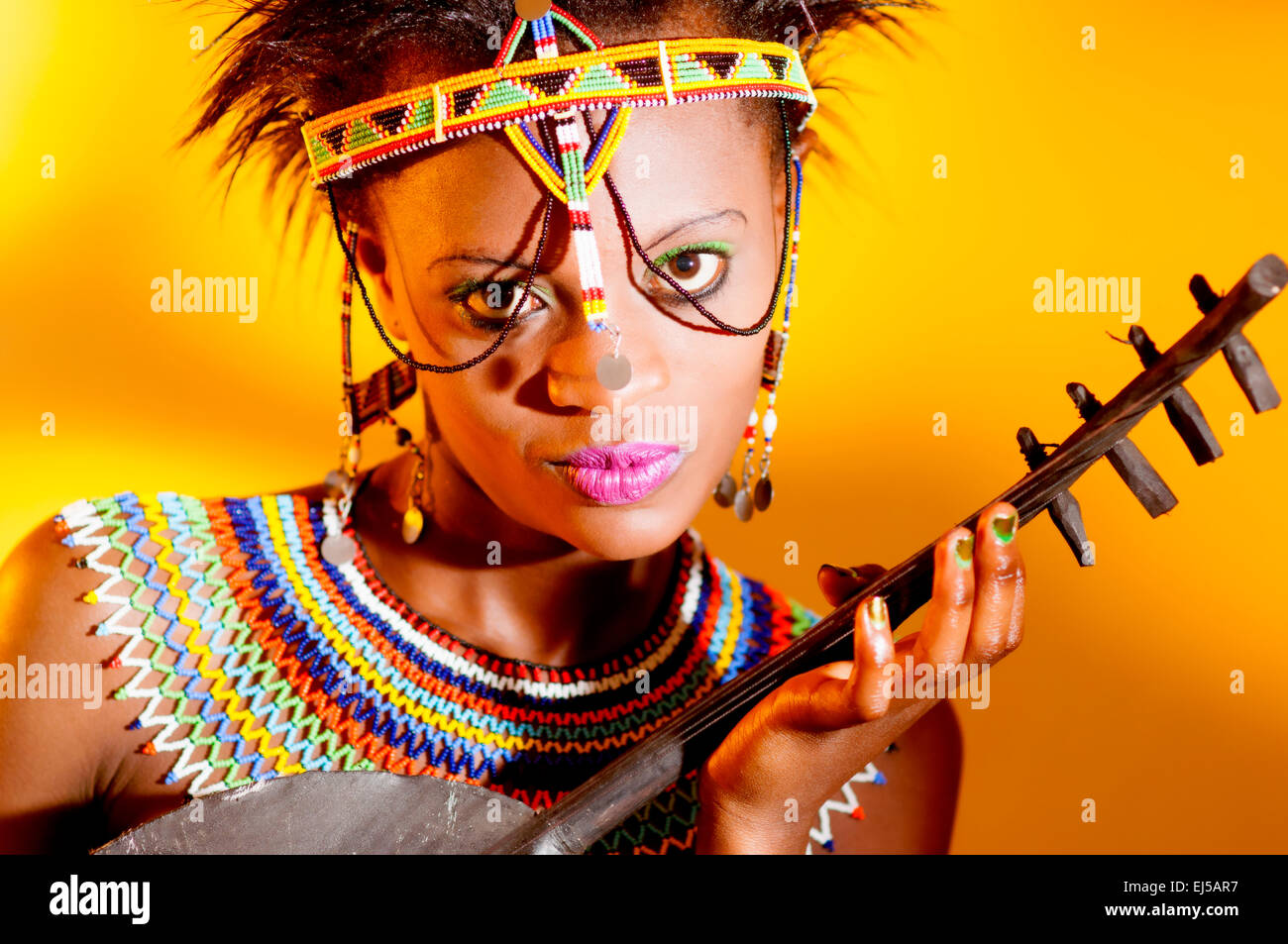 Kenianische Mädchen in tribal Kostüm in Studioumgebung Stockfoto