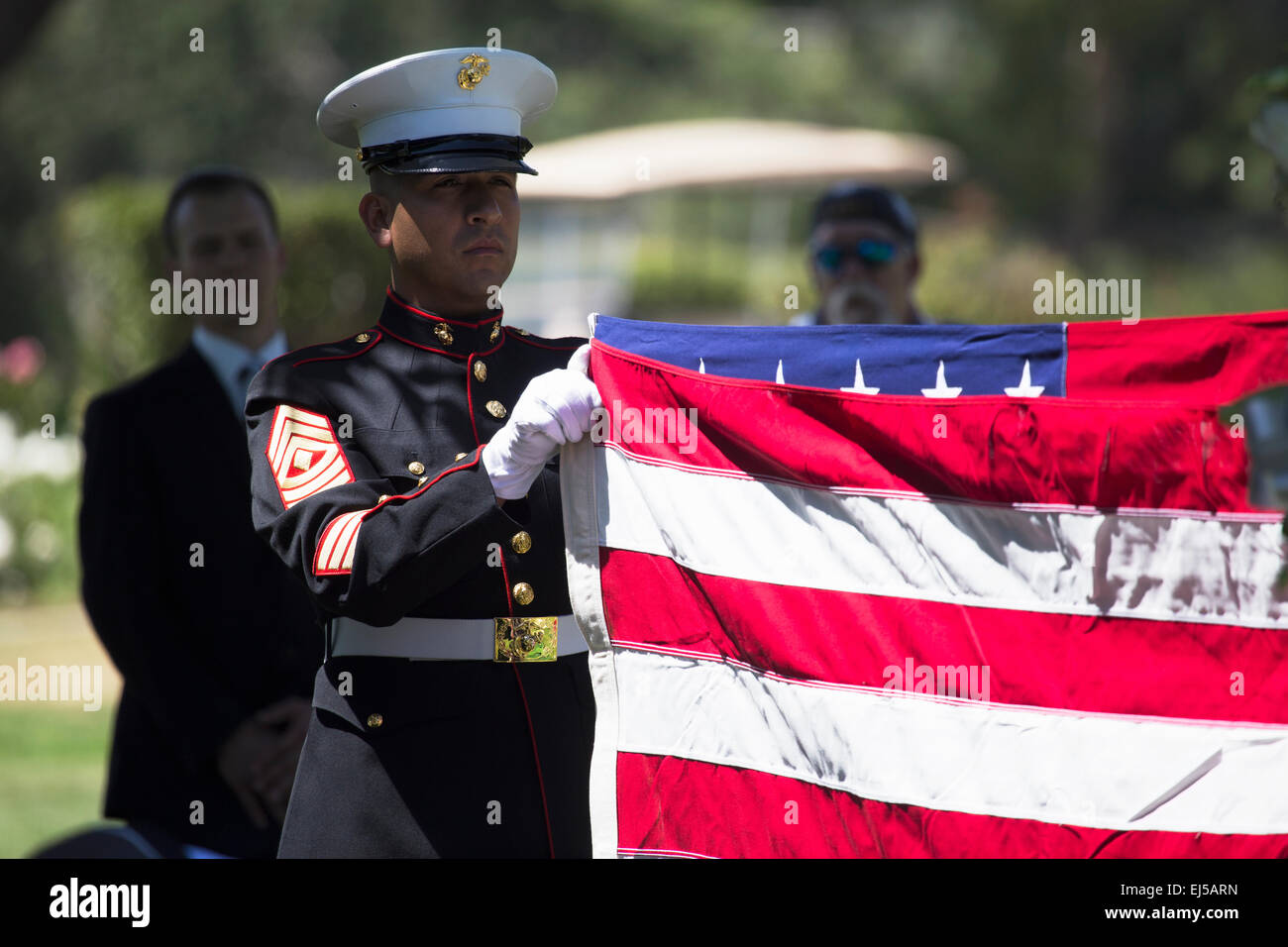 Marine Falten flag bei Trauerfeier für gefallenen Soldaten uns, PFC Zach Suarez, "Ehren-Mission" am Highway 23, Laufwerk, Trauerfeier, Westlake Village, Kalifornien, USA Stockfoto