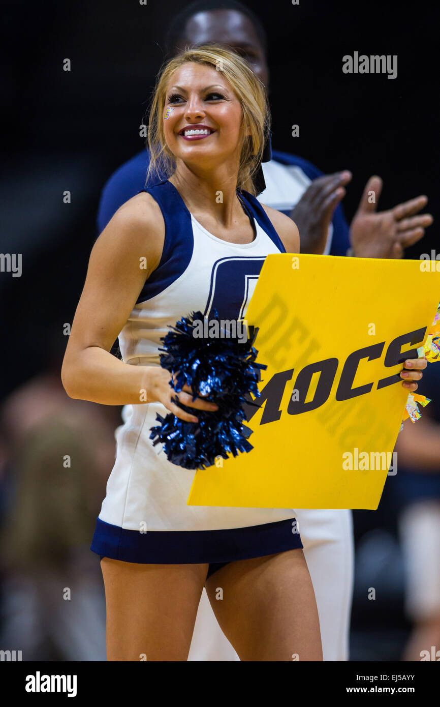 21. März 2015: Lady Chattanooga Mocs Cheerleader während der 2015 NCAA Division I Frauen Basketball-Meisterschaft 1. Runde Spiel zwischen der University of Tennessee in Chattanooga Mocs und der University of Pittsburgh Panthers in der Thompson-Boling-Arena in Knoxville TN Stockfoto