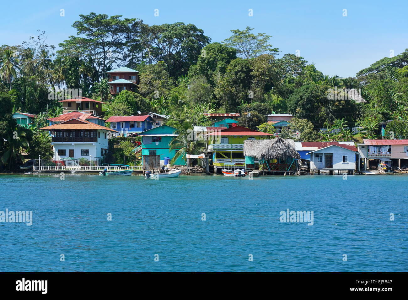Karibische Dorf der alten Bank mit tropischer Vegetation auf der Insel Küste von Bastimentos, Bocas del Toro, Panama Stockfoto