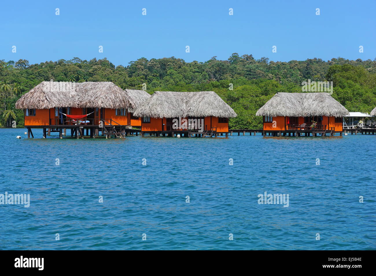 Tropische Bungalows über dem Wasser, Karibik, Panama, Mittelamerika Stockfoto