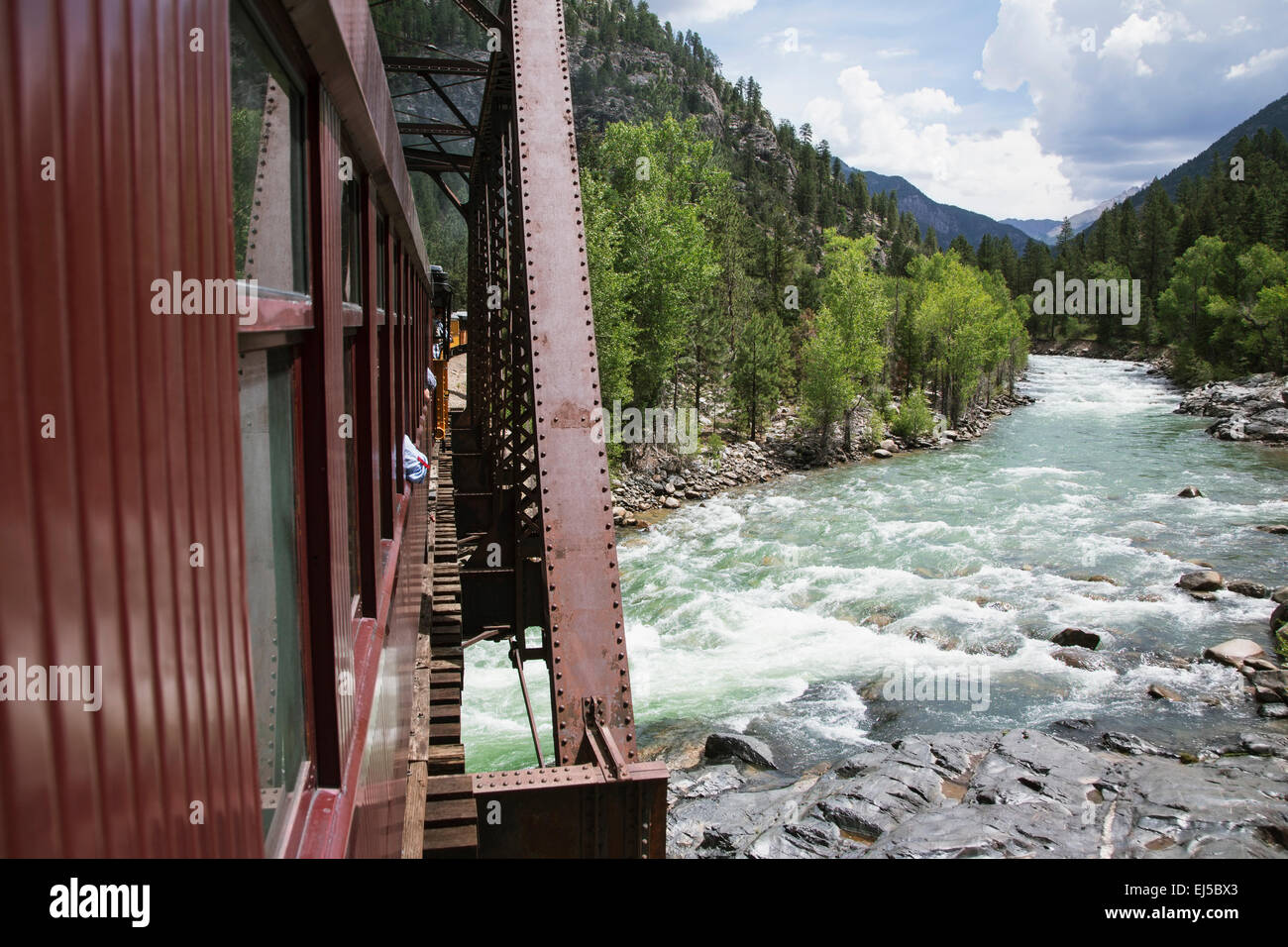 Durango und Silverton Narrow Gauge Railroad Dampfmaschine reist entlang Animas River, Colorado, USA Stockfoto